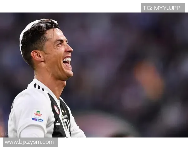 C罗驰骋绿茵场英姿飒爽高清照片展示足球巨星魅力